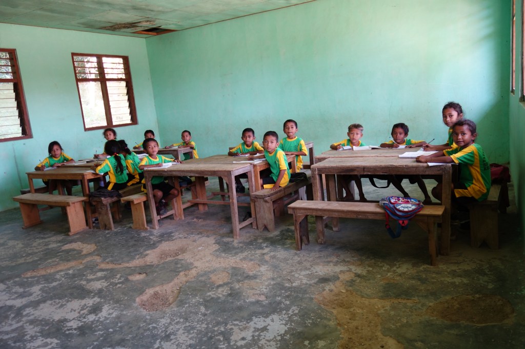 Een schooklas met kinderen in Dalong, Flores