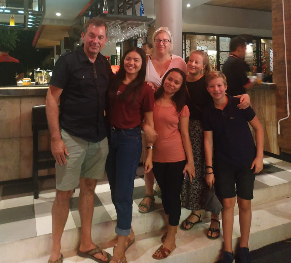 Dessy, Sari en Harry's gezin